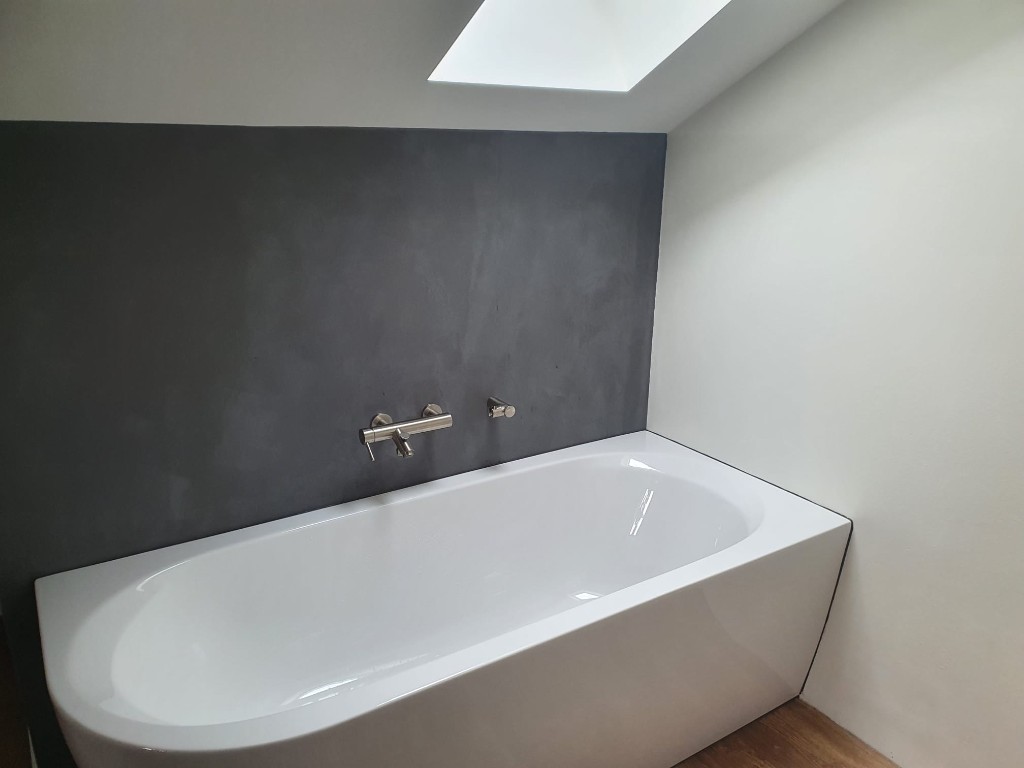 Badewanne unter Dachschräge mit dunkler Wandgestaltung