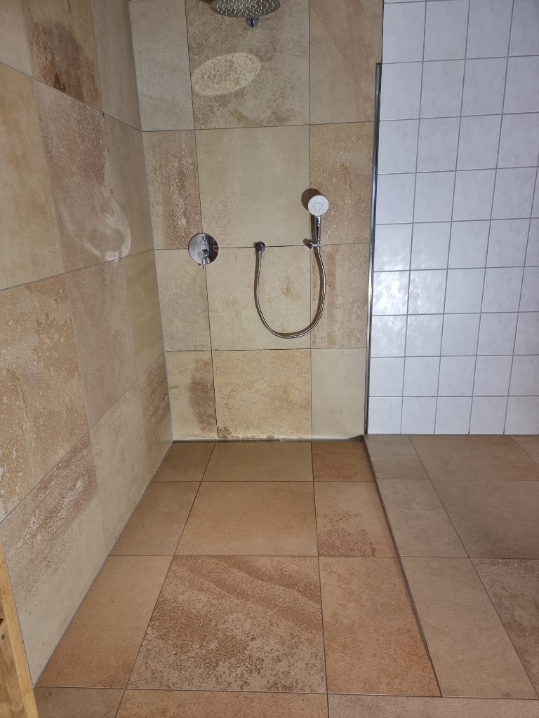 Bodengleiche Dusche mit Natursteinfliesen