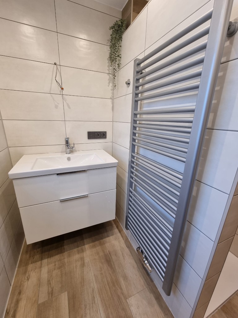 Badezimmer mit Handtuchheizkörper und Waschtisch