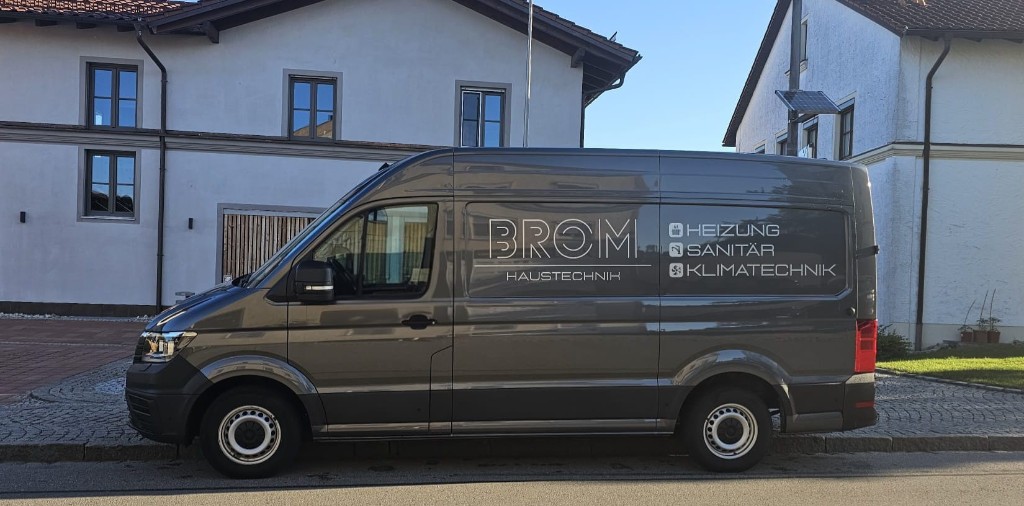 Firmenfahrzeug von BROM Haustechnik