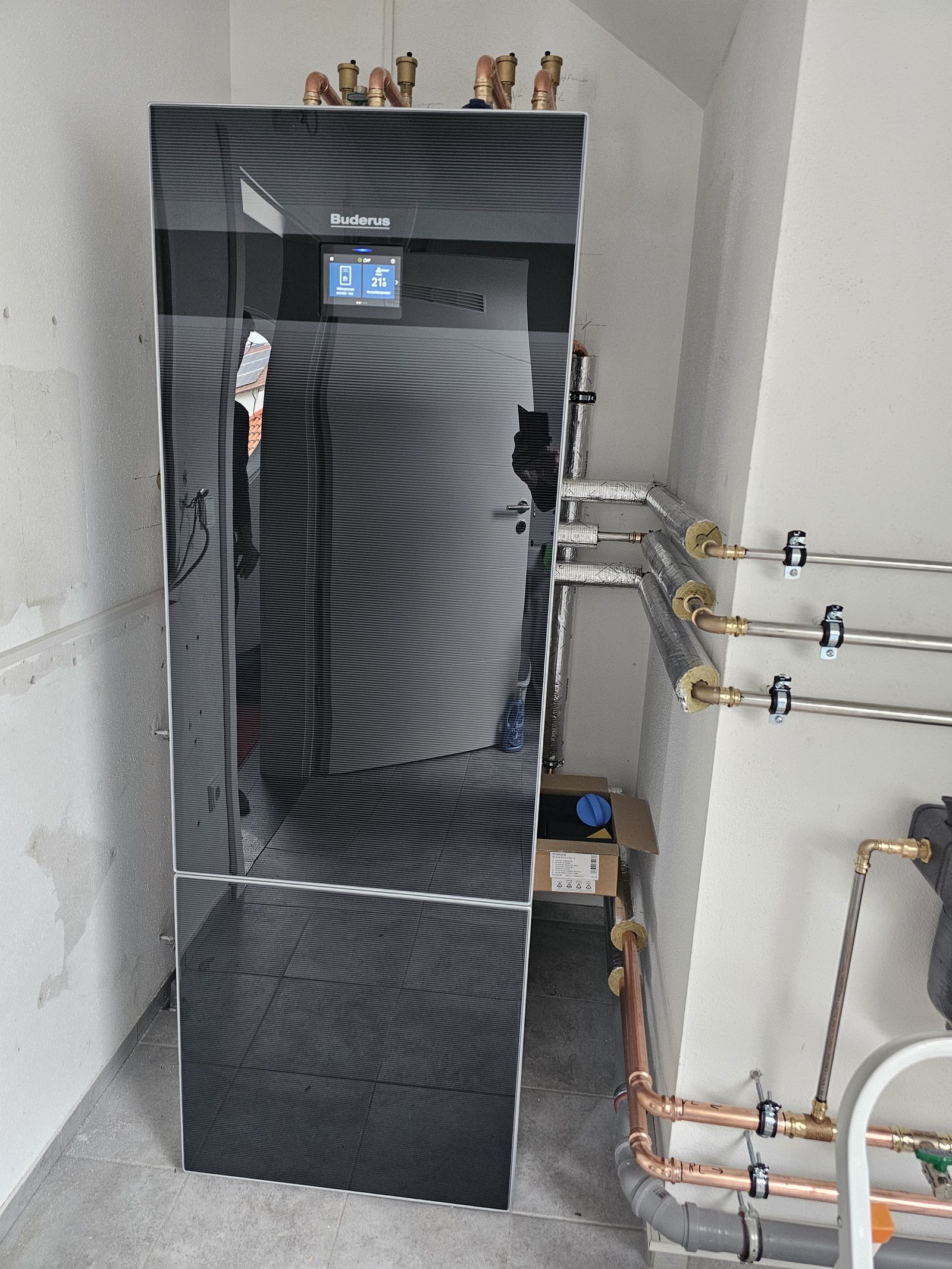Installierte Heizungsanlage mit Rohrleitungen