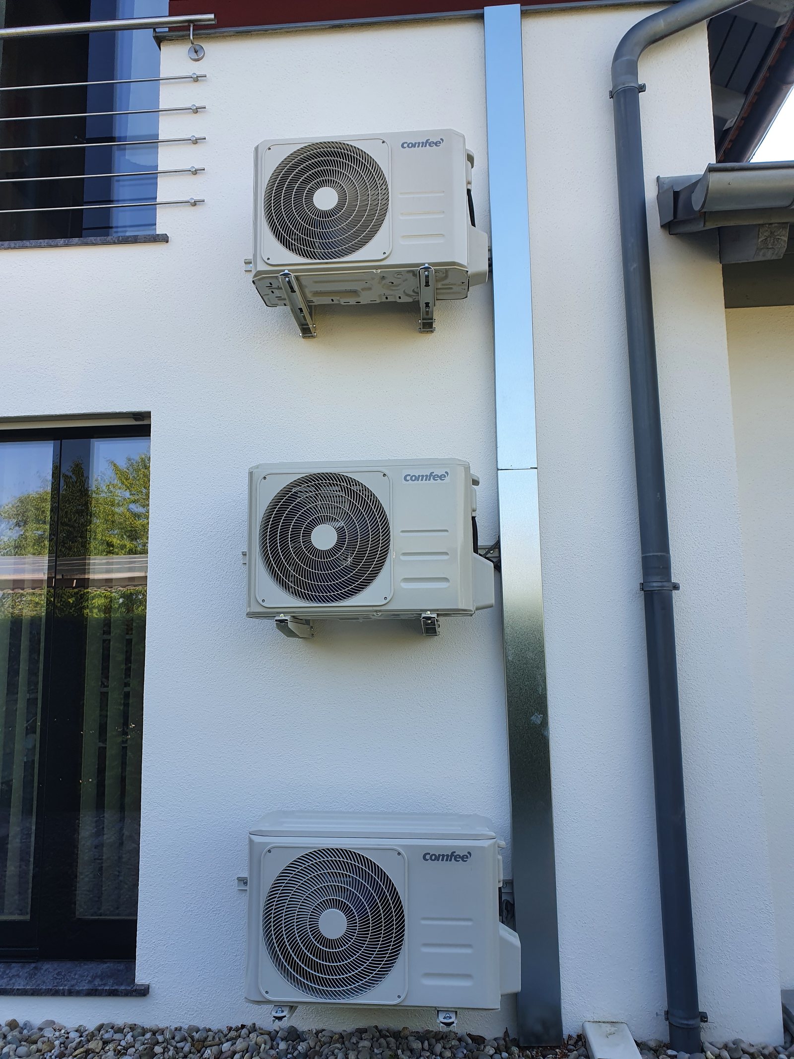 Installierte Außengeräte einer Klimaanlage