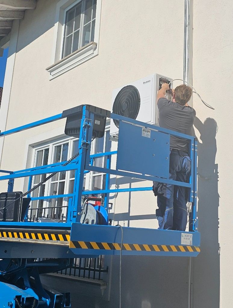 Montage eines Klimageräts an einer Hausfassade