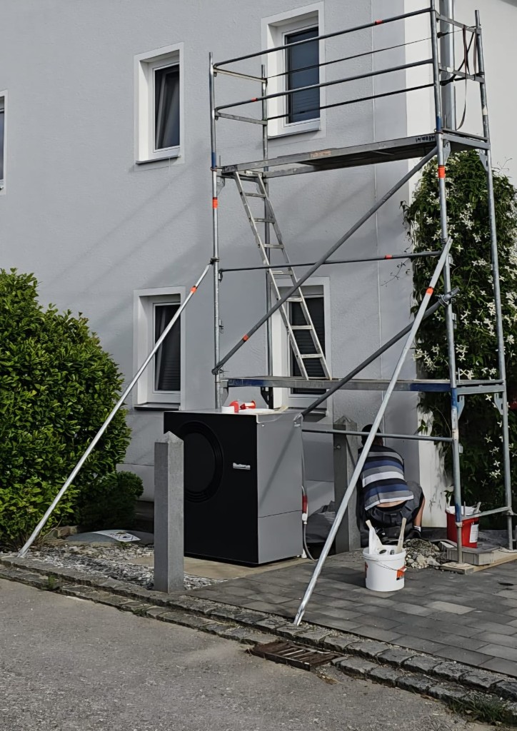 Montage einer Wärmepumpe an einem Wohnhaus