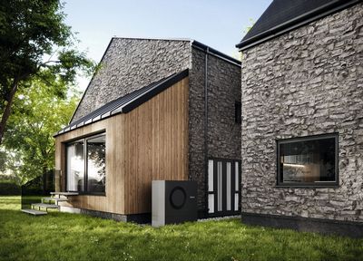 Modernes Haus mit Wärmepumpe an der Fassade